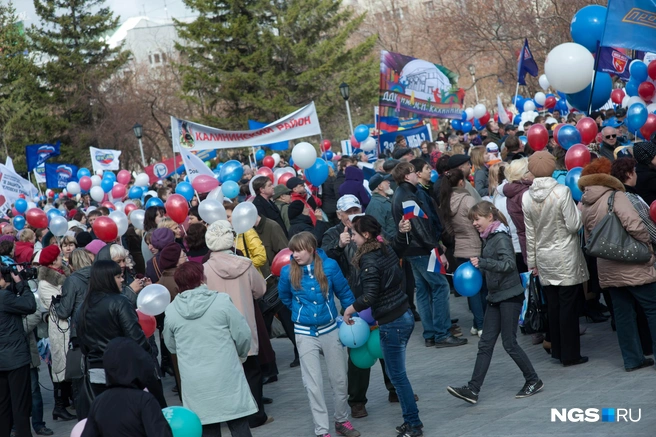 Первомайская демонстрация в 2013 году. На фото — участники шествия из Калининского района | Источник: Ольга Бурлакова / NGS.RU