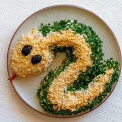 Что приготовить на Новый год: салат из курицы с креветками и ананасами, оформленный в виде змеи