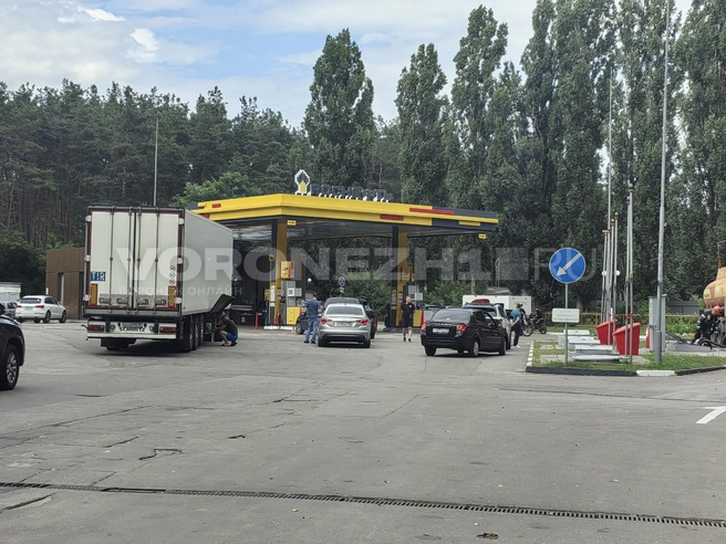 На заправке объявили технический перерыв на час — приехал бензовоз | Источник: Андрей Пашинский / Voronezh1.ru