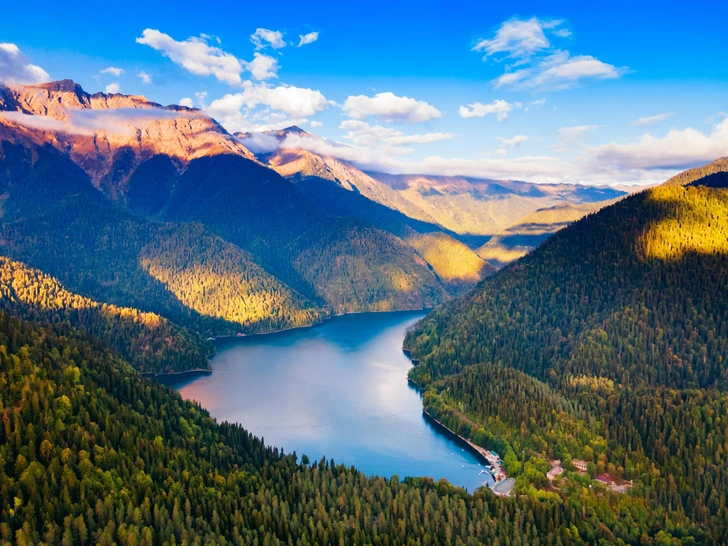 Озеро Рица | Источник: saiko3p/Shutterstock/Fotodom.ru