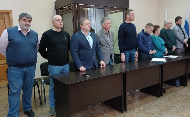 Второй слева — Роман Кобзаренко, пятый слева — Александр Иванов, второй справа — Сергей Малицын | Источник: Прокуратура Архангельской области и НАО, Октябрьский районный суд