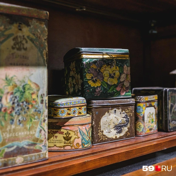 В жестяных коробках продавали чай и сладости | Источник: Тимофей Калмаков / 59.RU