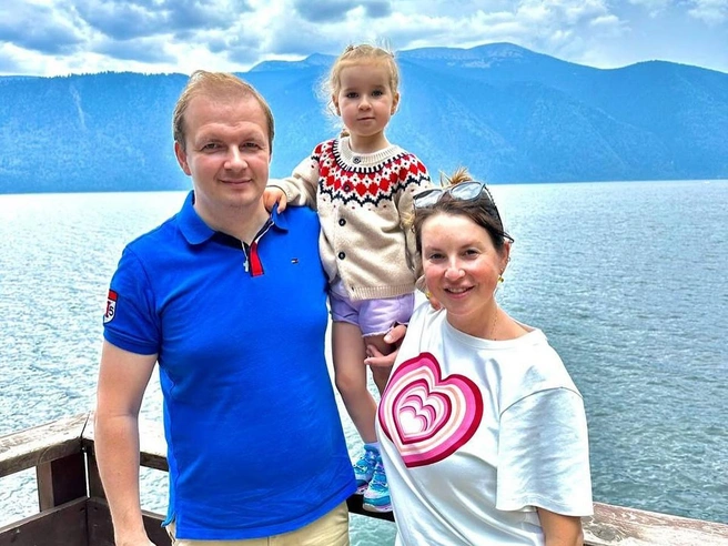Ирина Слуцкая с мужем Алексеем и дочкой Кирой | Источник: соцсети