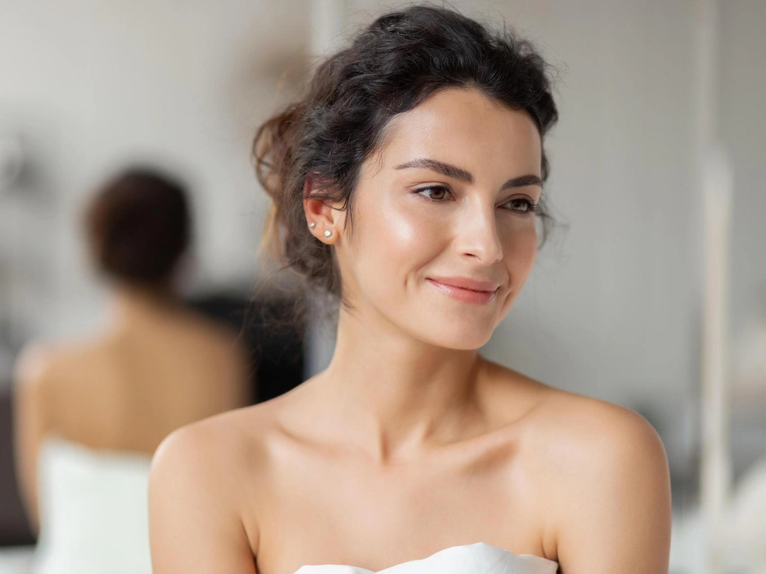 Борьба с возрастом: важный этап ухода за кожей, который вы постоянно пропускаете | marieclaire.ru