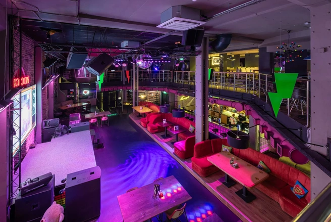 Будет не просто вечеринка, а двухдневный музыкальный марафон с концертами, подарками и атмосферой настоящих 90-х | Источник: ООО «РВБ НСК»