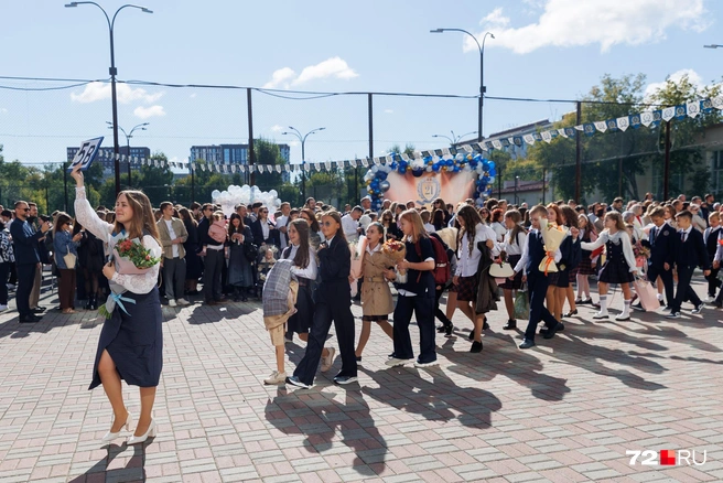 Глядя на этот снимок, в голове всплывают мотивы всем известной песни «Учат в школе» | Источник: Ирина Шарова / 72.RU