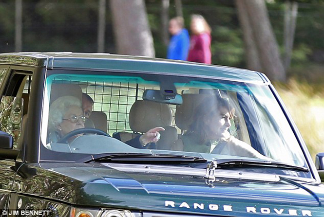 Крепче за баранку держись, шофер: 90-летняя Елизавета II за рулём