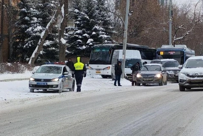 Yekaterinburg Pile-Up: Trucks, Bus, Cars Snarl Street