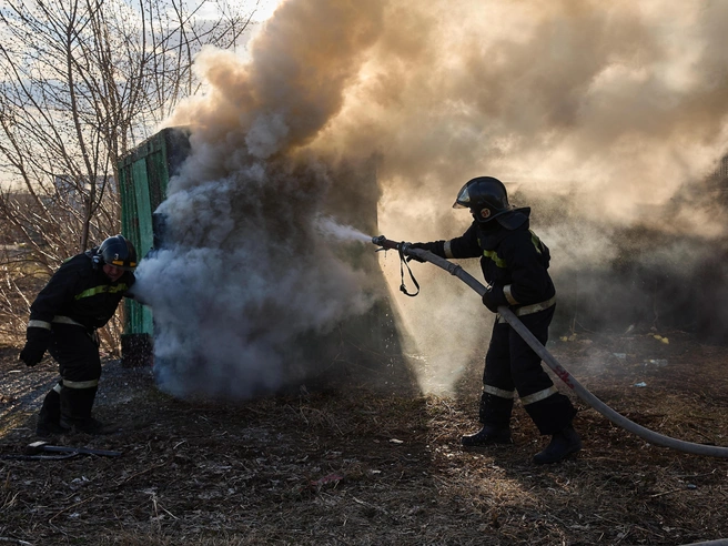 Вокруг много сухой травы. От дощатой постройки мог начаться серьёзный ландшафтный пожар | Источник: Александр Ощепков / NGS.RU