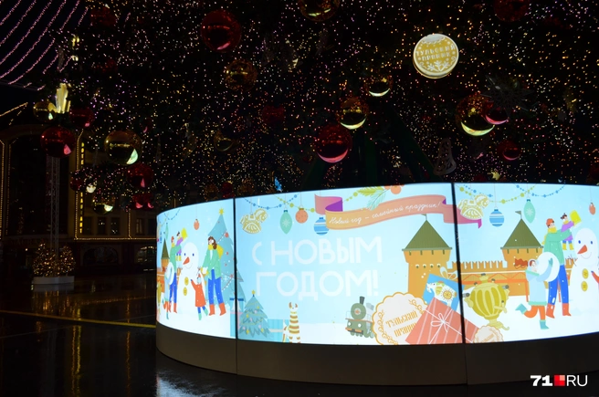 Только основание ёлки имеет высоту уже два метра | Источник: Максим Улитов / 71.RU