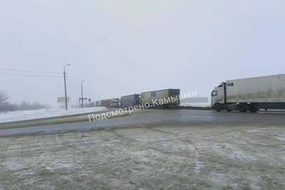 Фуры встали в колонну на трассе из-за тумана