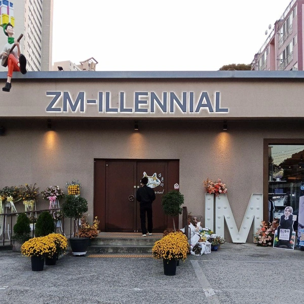 У входа в кафе стояли декорации и цветы ко дню рождения Чимина | Источник: личный архив Ирины Чирковой