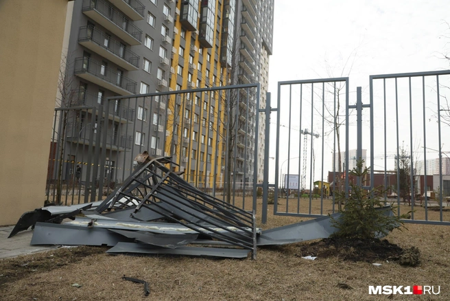 Показываем, что происходит у поврежденных домов в Ленинском городском округе | Источник: Дмитрий Толстошеев / MSK1.RU