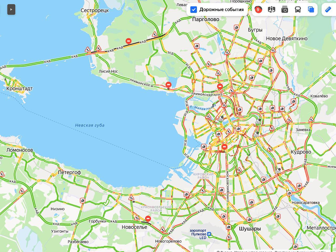 Петербург встал в 9-балльных пробках, такси подорожало