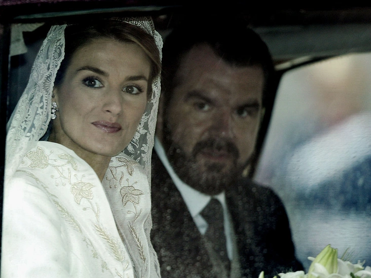 Летиция Ортис и ее отец Хесус Хосе Ортис Альварес прибывают на свадебную церемонию в собор Альмудена, Мадрид, 22 мая 2004