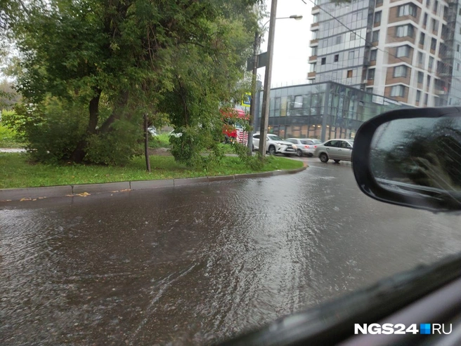 Передвигаться по дороге можно, но с опаской | Источник: Читатель NGS24.RU