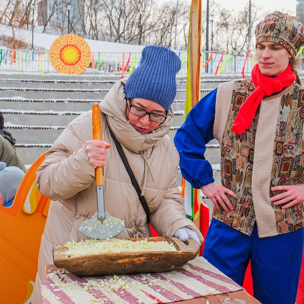 Хозяюшки показывали свое мастерство: здесь надо было меленько посечь капусту | Источник: Тимофей Калмаков / 59.RU