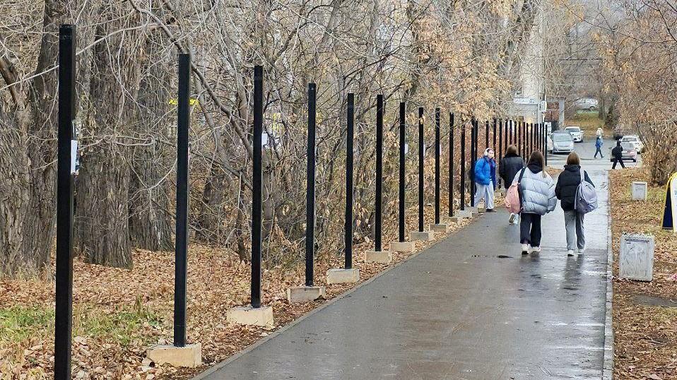 Популярный сквер в Екатеринбурге обнесут глухим забором. Кому это нужно?