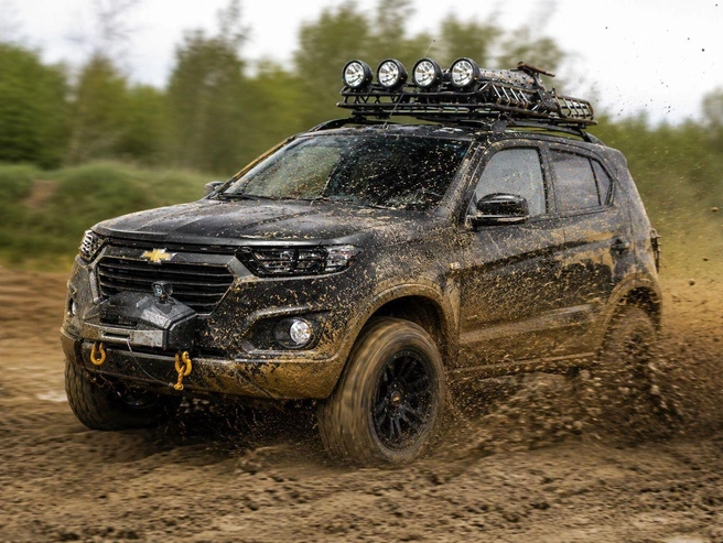 Концепт от GM был вариацией Chevrolet Niva с внедорожным потенциалом; рестайлинг Niva Travel частично перекликается с ним | Источник: Артём Краснов / Chatgpt