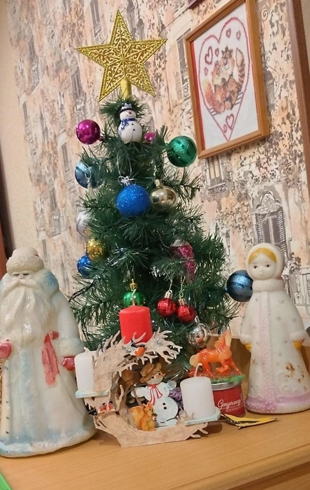 Какая прелестная ёлочка-малышка! Зато рядом с ней стоят такие знакомые с детства Дед Мороз и Снегурка | Источник: Ирина