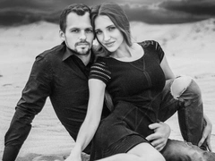 Вдова Алексея Янина еле сдерживала слезы, впервые выступая после смерти мужа — видео