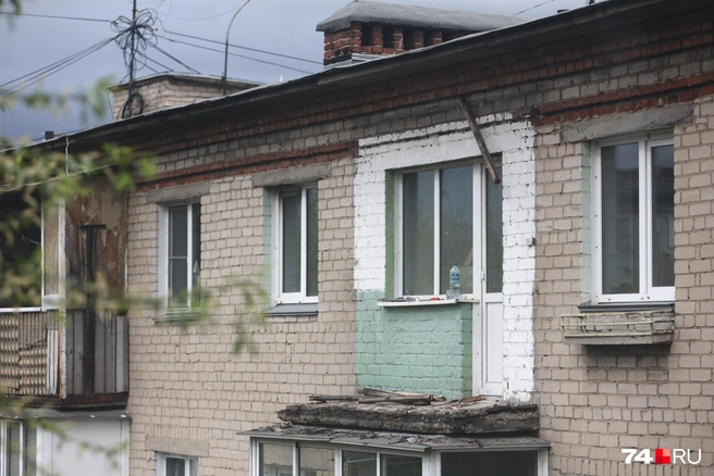 По данным СК, мужчины расшатывали ограждение и рухнули с ним с высоты пятого этажа | Источник: Наталья Лапцевич / 74.RU