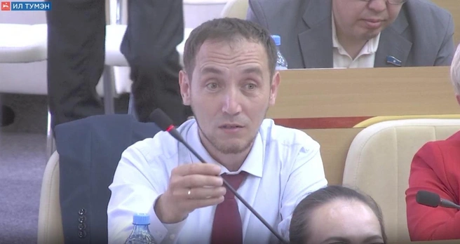 Александр Иванов стал эпицентром скандальных событий | Источник: трансляция XIII пленарного заседания Государственного Собрания (Ил Тумэн) РС (Я)