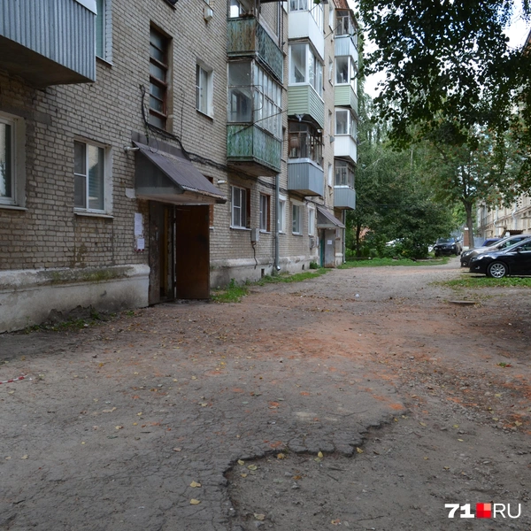 Так выглядят дворы в Болохово. В целом, город небольшой, здесь везде можно пройтись за полчаса максимум. | Источник: Максим Улитов / 71.RU