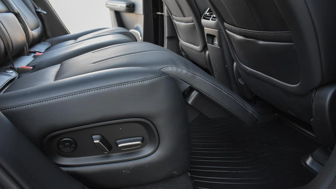 Правое кресло второго ряда у GAC оснащено оттоманкой. Переднее можно сдвинуть, на боковине есть отдельный пульт | Источник: Артем Краснов