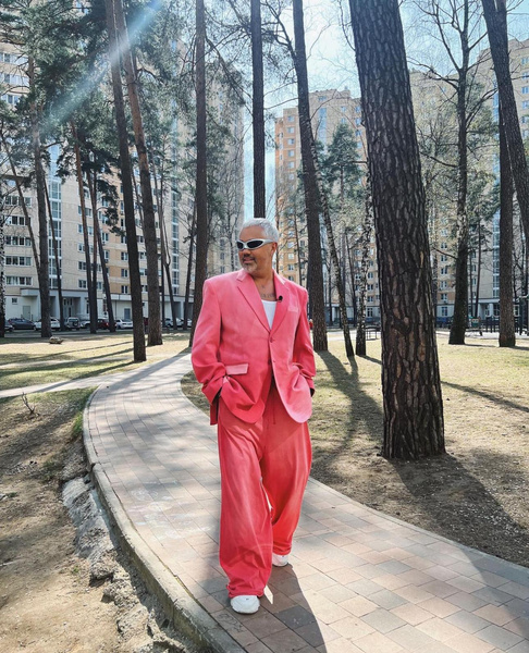 Глоток свежего воздуха: Александр Рогов стал новым ведущим «Модного приговора»