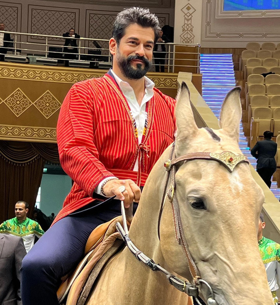 Бурак Озчивит разъезжает в цирке на коне: первый визит турецкой звезды в Туркменистан
