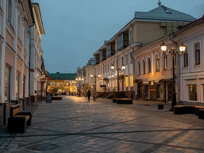 В пешеходном центре зажглись уличные фонари. Сразу и не узнаешь, какая это из улиц | Источник: Александр Куренной / 76.RU