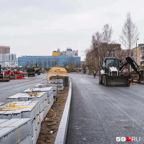 Между проезжими частями будет газон, а пока лежат бордюрные камни | Источник: Тимофей Калмаков / 59.RU