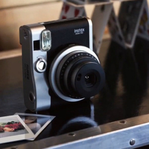 Fujifilm Instax выпустит новую модель фотоаппарата