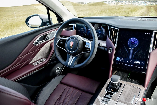 Дизайн интерьера повторяет таковой у Hongqi H5 и H6. Управление климатом и музыкой — через сенсорный экран | Источник: Артем Краснов