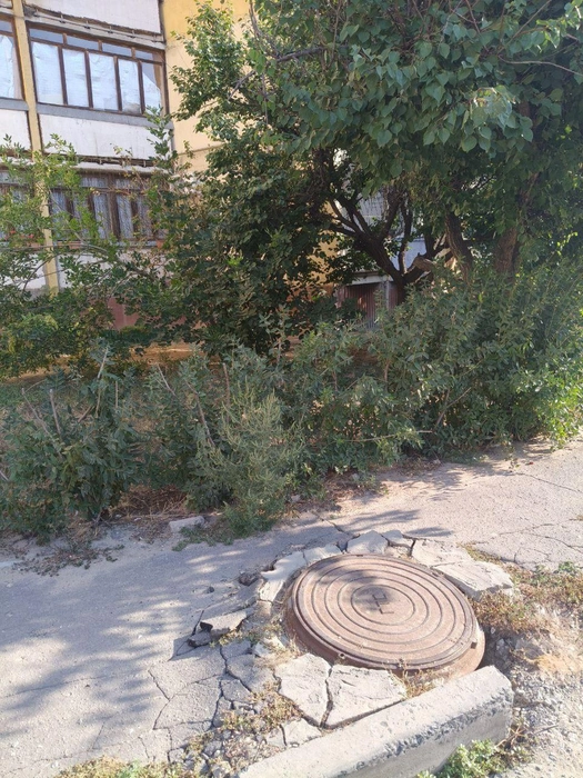 Пешеходная дорожка настолько узкая, что люк практически невозможно обойти | Источник: читатель V1.RU