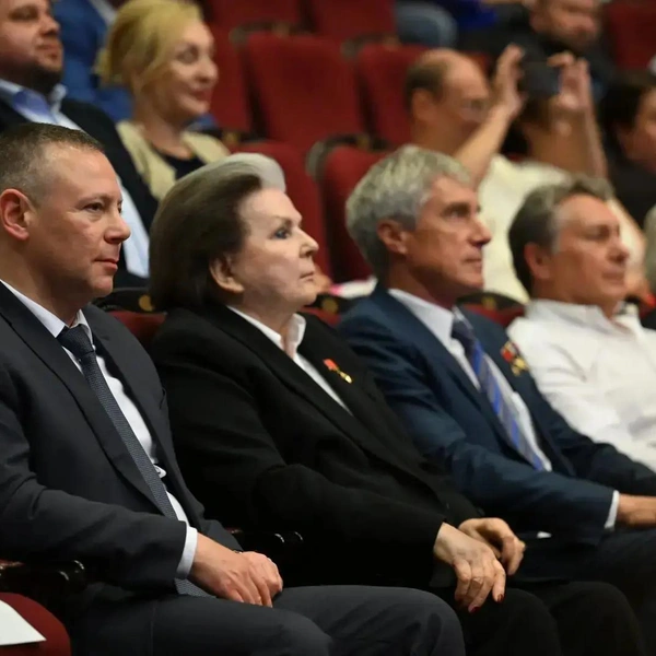 Первая женщина-космонавт с 2011 года работает в парламенте  | Источник: Михаил Евраев / MAX