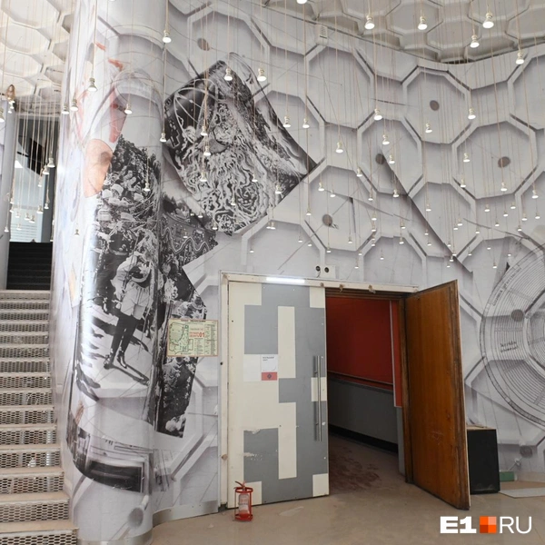 Дверь в кинозал | Источник: Дмитрий Емельянов / E1.RU