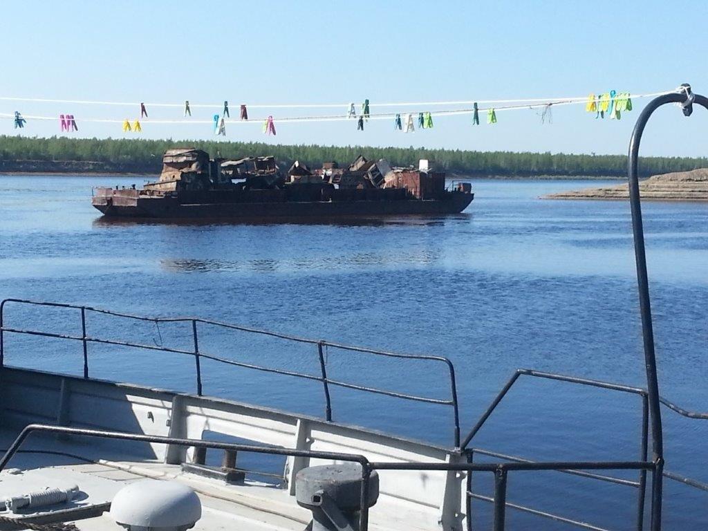 Почините, потом работайте. В Нюрбе сдают в аренду негодную баржу, которая скоро отметит 50-летний ю…
