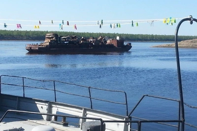 В Нюрбе сдают негодную баржу «Т-16»