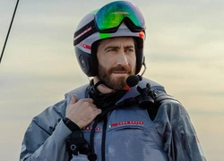 Джейк Джилленхолл катается на парусной яхте в новой кампании Prada