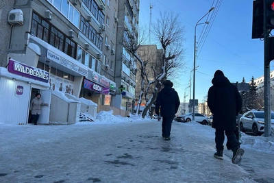 Tyumen Residents Fall on Slippery Streets