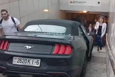 Mustang врезался в машину и вылетел в подземный переход