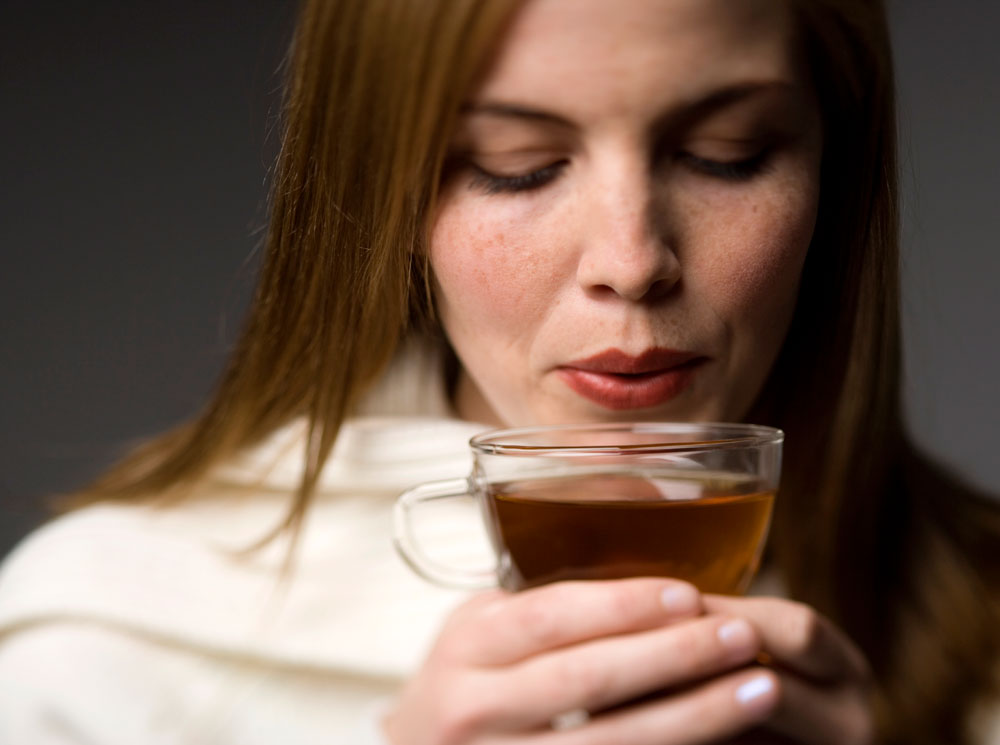 обильное питье пациента. девушка пьет зеленый чай. пою чаем. женщина поёт цой. мужчина с чашкой чая.