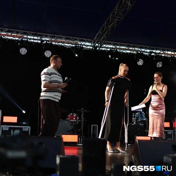 Ольга Бузова вышла на сцену на костылях | Источник: Евгений Софийчук / NGS55.RU