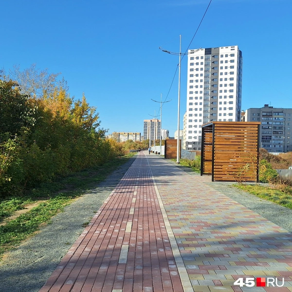 Справа от набережной виднеется скандальный ЖК «Тихий берег», который должны были снести | Источник: Александр Лисихин / 45.RU