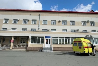 Сахалинская детская больница получила новый реанимобиль и барокамеру