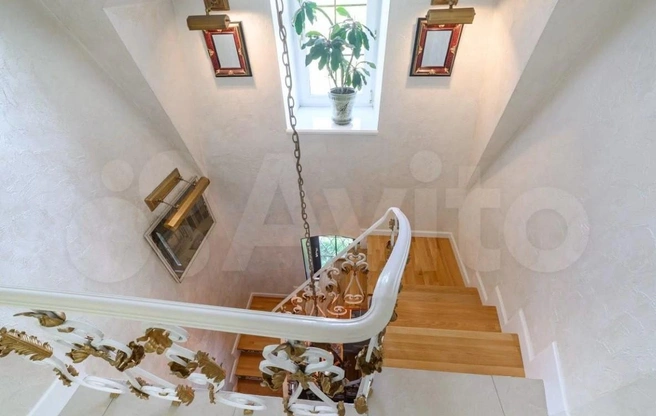 Светлая лестница | Источник: сайт по поиску объявлений