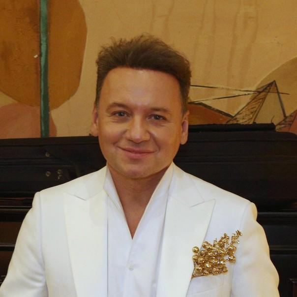 Седой, с мокрыми волосами и без одежды: брутальный Александр Олешко свел женщин с ума отпускными фото