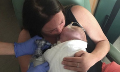 Мать засняли с малышом за секунды до его смерти